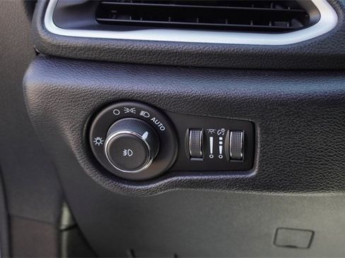 Used 2022 Chrysler Pacifica Touring image 25