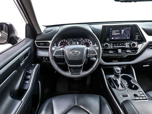 Used 2024 Toyota Highlander XLE image 5