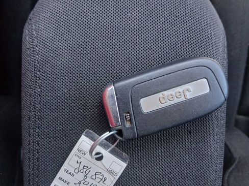 Used 2019 Jeep Renegade Latitude FWD image 30