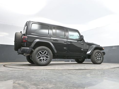 Used 2025 Jeep Wrangler Unlimited Sahara AWD/4WD image 39
