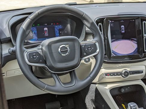 Certified 2023 Volvo XC40 B5 Plus AWD/4WD image 14