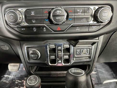 Used 2021 Jeep Gladiator Sport image 8