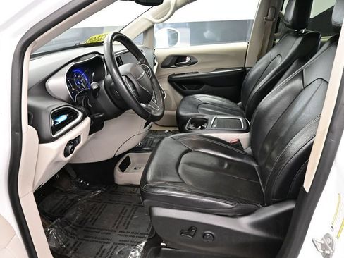 Used 2022 Chrysler Pacifica Touring-L FWD image 12
