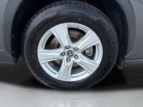 Used 2024 Toyota Highlander LE FWD image 27