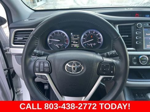 Used 2019 Toyota Highlander XLE FWD image 18