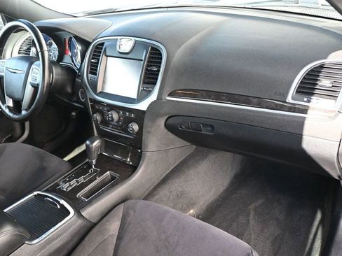 Used 2011 Chrysler 300 image 8