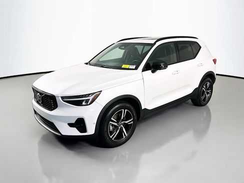 Used 2023 Volvo XC40 B5 Plus AWD/4WD image 3
