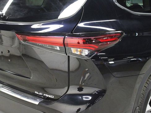 Used 2024 Toyota Highlander XLE AWD/4WD image 45
