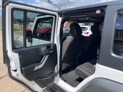 Used 2018 Jeep Wrangler Unlimited Rubicon w/ Max Tow Package AWD/4WD image 15
