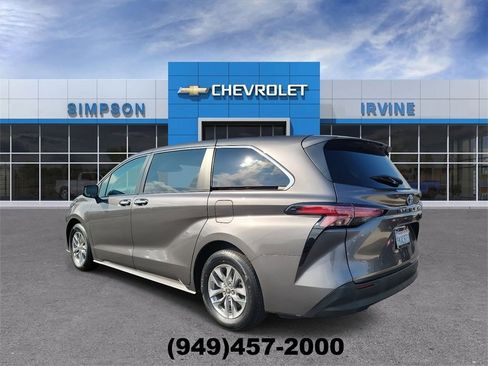 Used 2022 Toyota Sienna XLE image 6