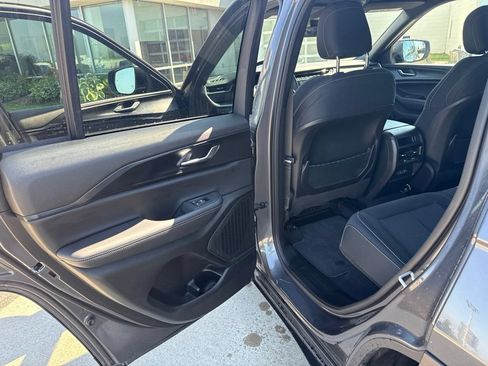 Used 2025 Jeep Grand Cherokee Laredo AWD/4WD image 20