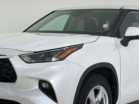 Used 2025 Toyota Highlander LE FWD image 25