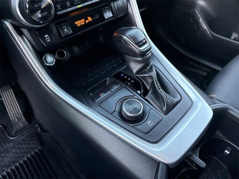 Used 2022 Toyota RAV4 XLE Premium image 29