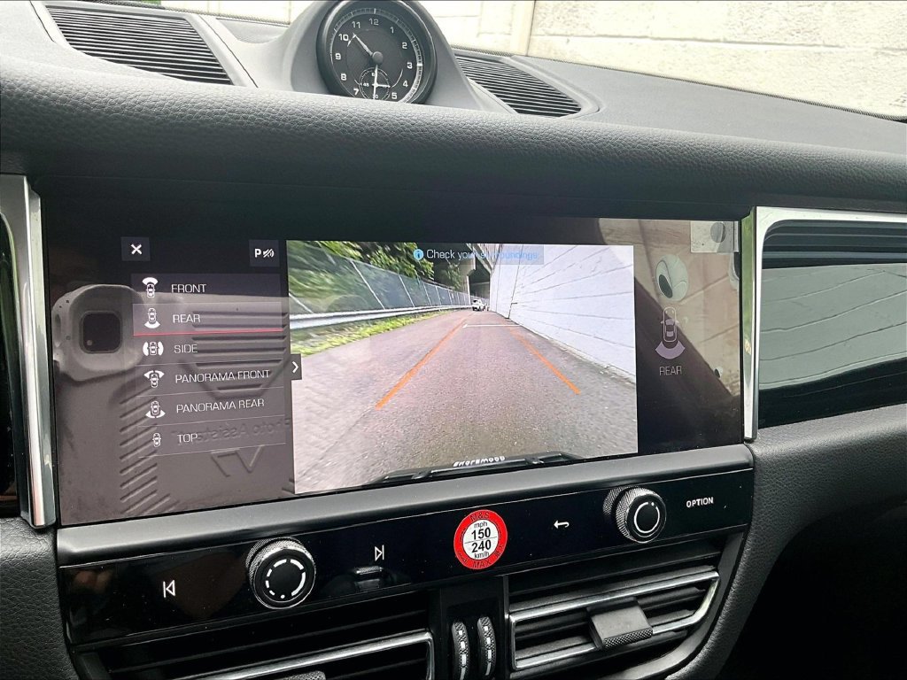 Certified 2025 Porsche Macan AWD/4WD image 26