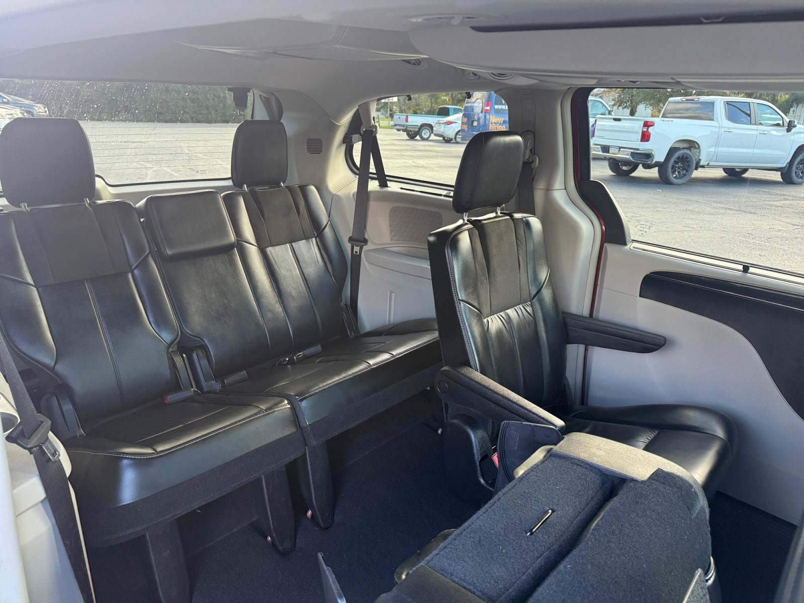 Used 2016 Chrysler Town & Country Limited Platinum FWD image 18