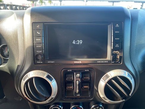 Used 2016 Jeep Wrangler Unlimited Sahara w/ Connectivity Group AWD/4WD image 16
