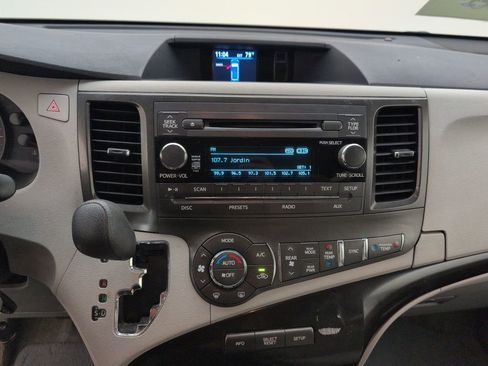 Used 2013 Toyota Sienna LE image 28