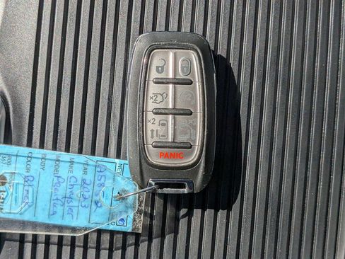 Used 2023 Chrysler Pacifica Limited FWD image 36