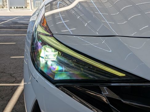 Used 2022 Hyundai Elantra Limited FWD image 6