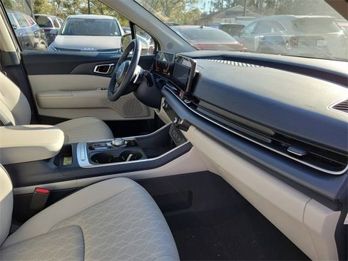 Used 2025 Kia Carnival EX image 36