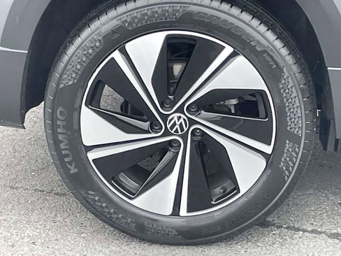 Used 2024 Volkswagen Taos SE image 12