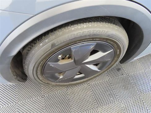 Used 2024 Toyota Prius LE FWD image 8