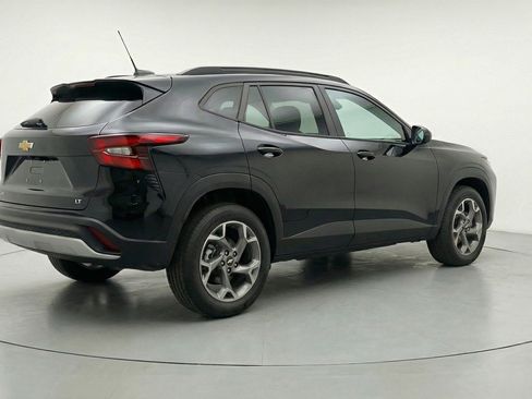 Used 2025 Chevrolet Trax LT w/ LT Convenience Package FWD image 9
