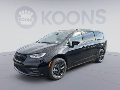 New 2026 Chrysler Pacifica Limited w/ S Appearance Package