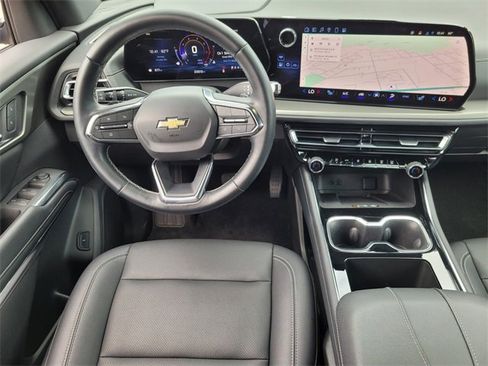 Used 2025 Chevrolet Traverse LT image 15