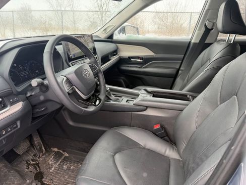 Used 2025 Toyota Grand Highlander image 10