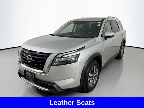 Used 2025 Nissan Pathfinder SL image 3