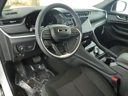 New 2025 Jeep Grand Cherokee Laredo X w/ Luxury Tech Group I image 11