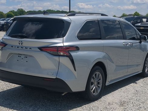 Used 2021 Toyota Sienna XLE FWD image 10