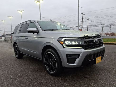 Used 2023 Ford Expedition Limited image 2
