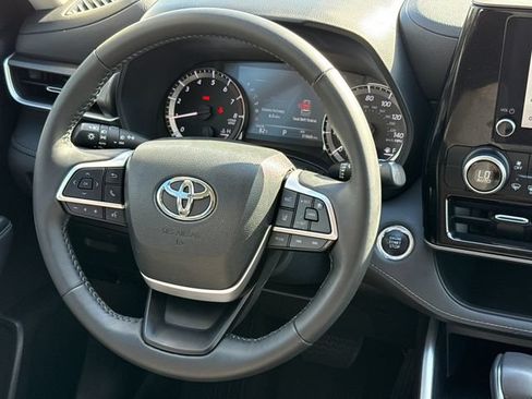 Used 2023 Toyota Highlander LE FWD image 13
