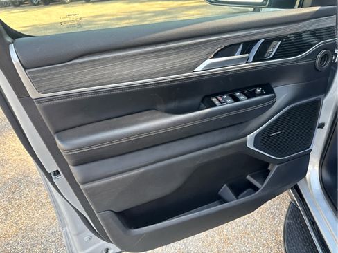 Used 2024 Jeep Wagoneer Series III AWD/4WD image 19