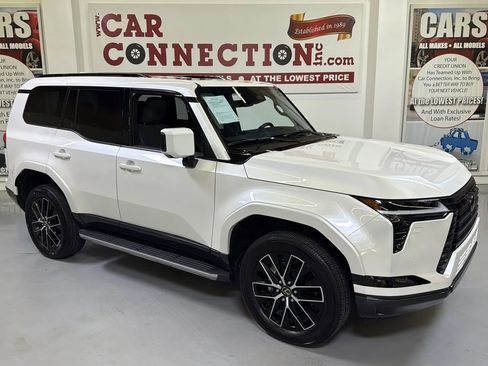 Used 2024 Lexus GX 550 w/ Accessory Package (2T) image 2