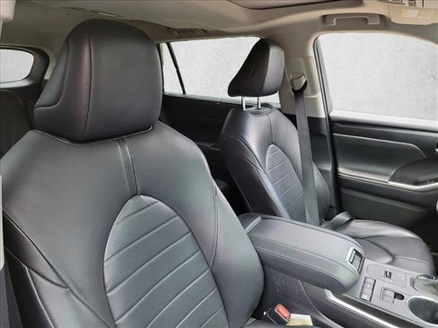 Used 2020 Toyota Highlander XLE FWD image 15