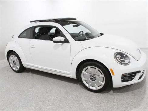 Used 2019 Volkswagen Beetle 2.0T SE image 1