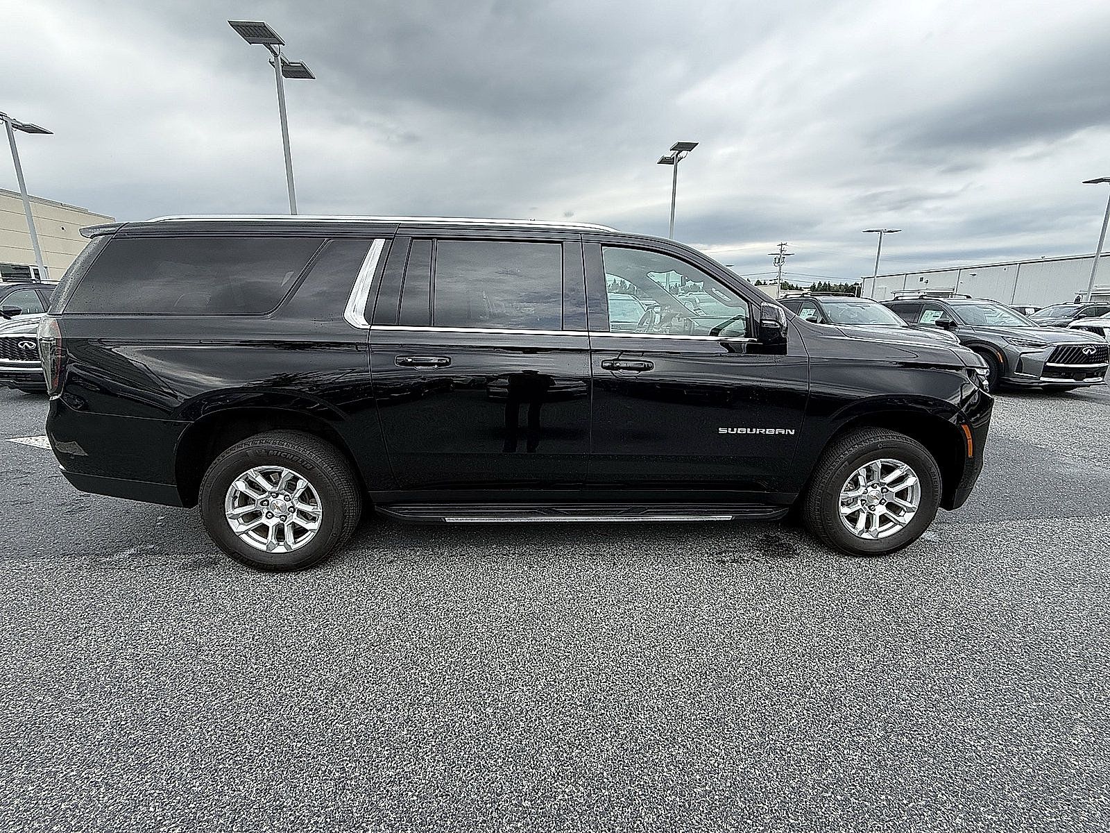 Used 2025 Chevrolet Suburban LT w/ Comfort Package AWD/4WD image 16