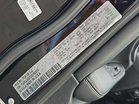 New 2025 Jeep Grand Cherokee L Laredo image 34