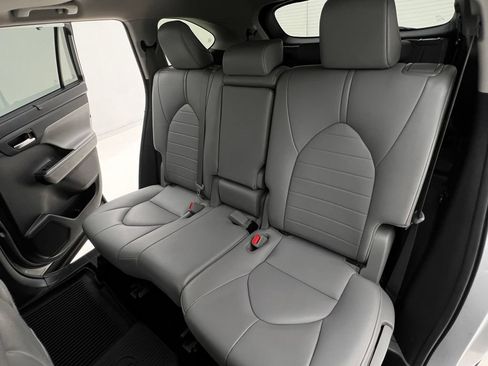 Used 2021 Toyota Highlander XLE AWD/4WD image 15