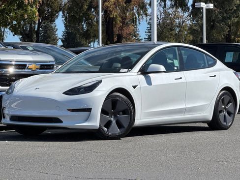 Used 2023 Tesla Model 3 Standard Range image 9