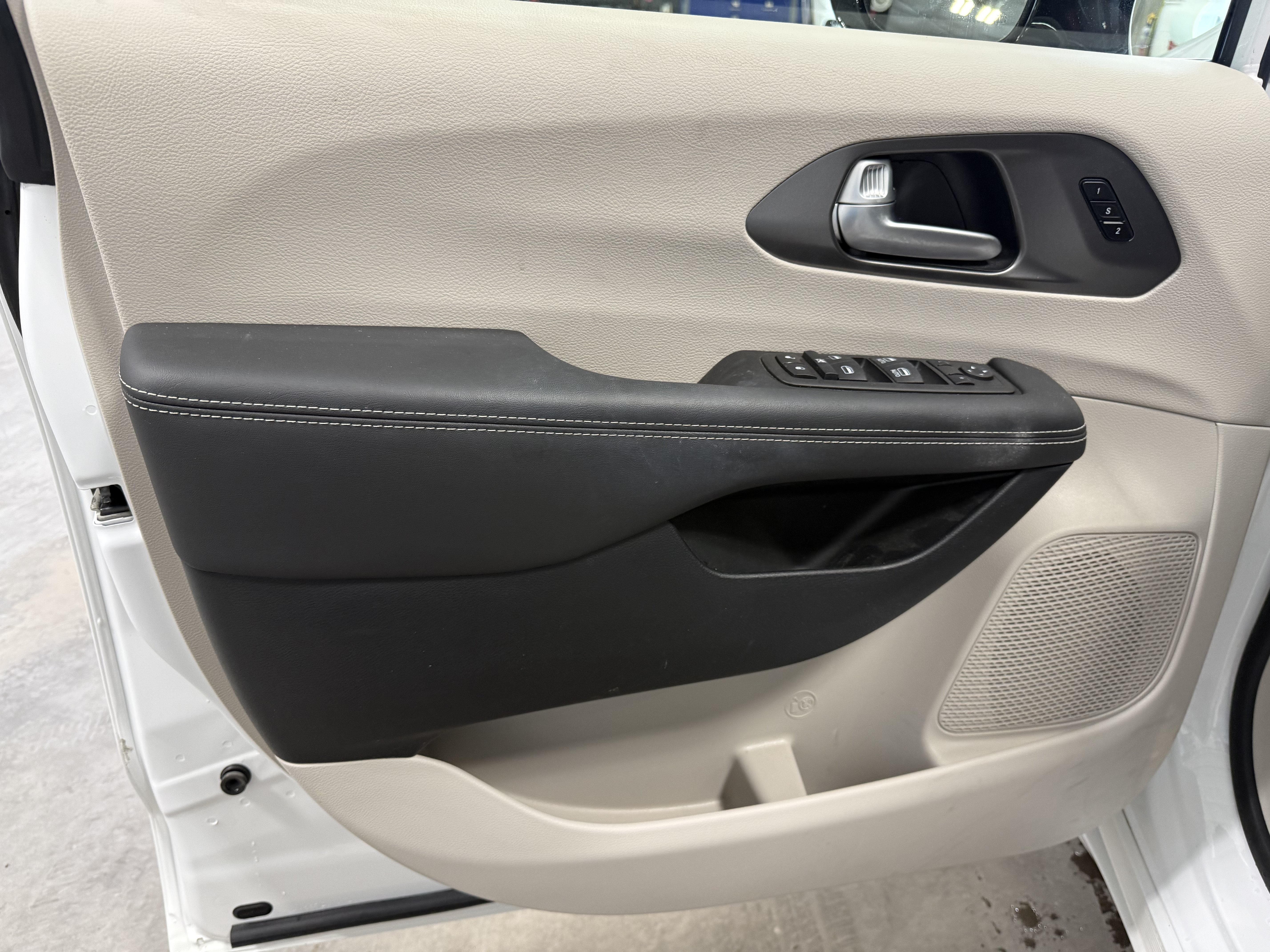 Used 2024 Chrysler Pacifica Touring-L FWD image 17