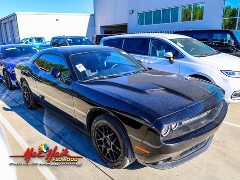 Used 2023 Dodge Challenger SXT image 2