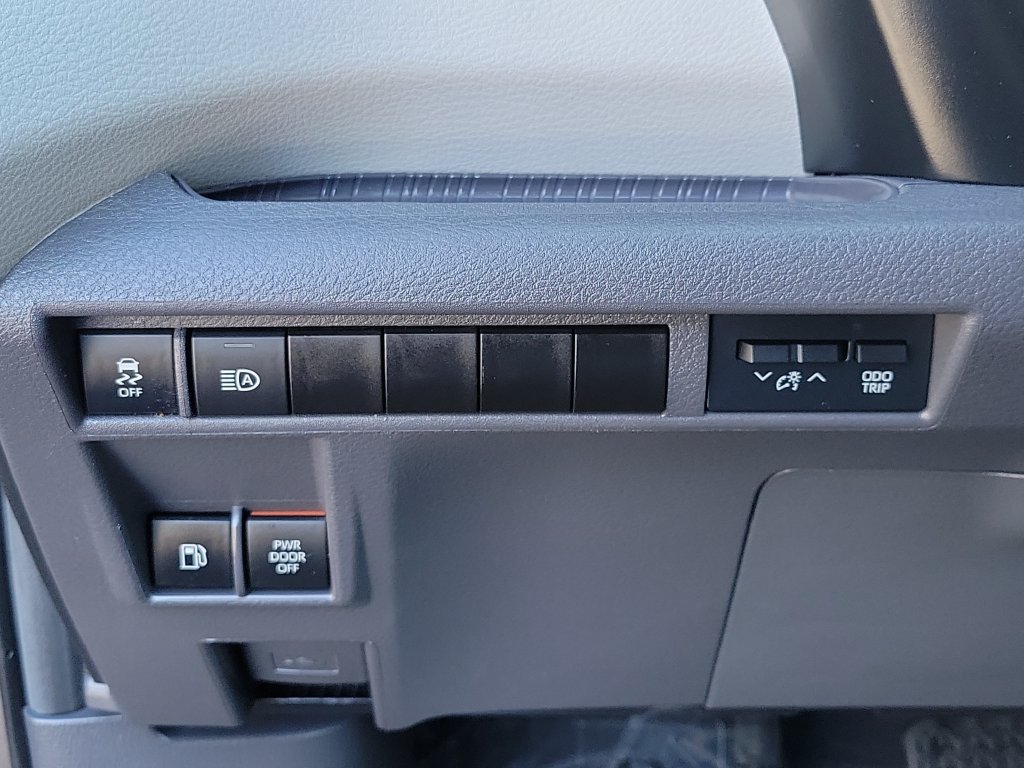 Used 2024 Toyota Sienna XLE FWD image 25