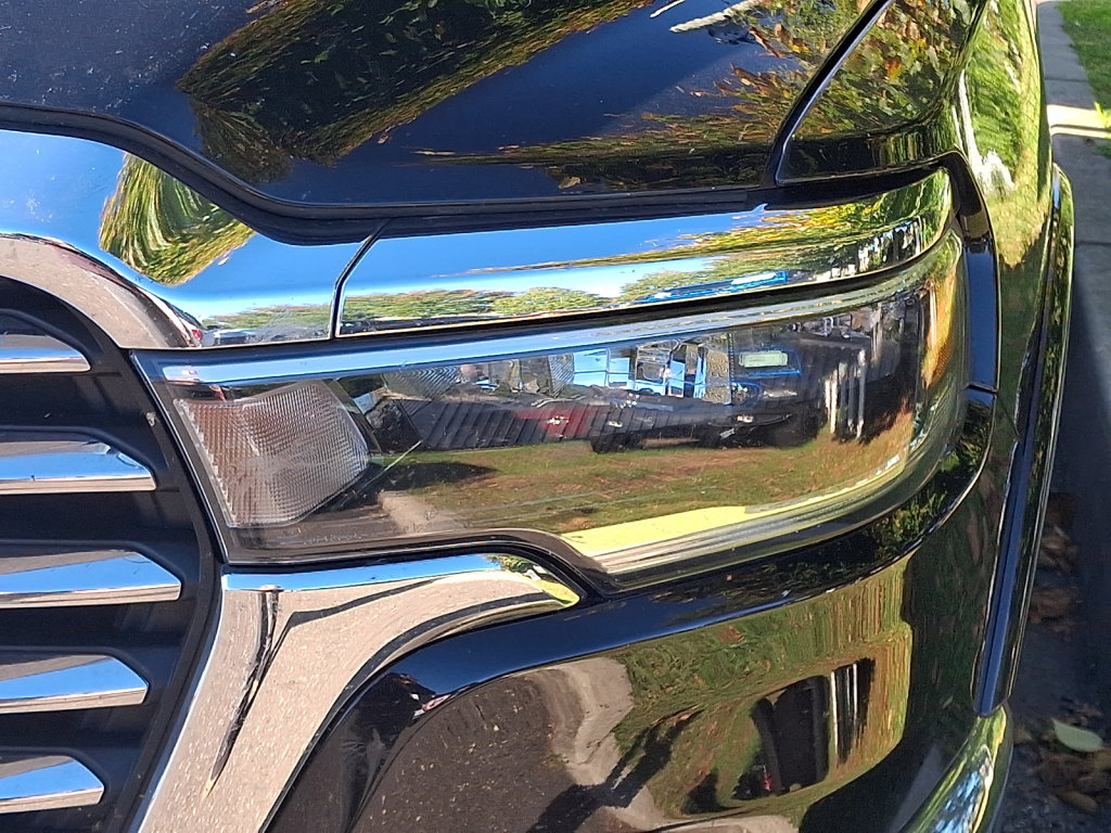 Used 2025 RAM 1500 Laramie AWD/4WD image 4