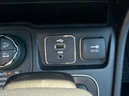 Used 2019 Jeep Cherokee Trailhawk AWD/4WD image 30