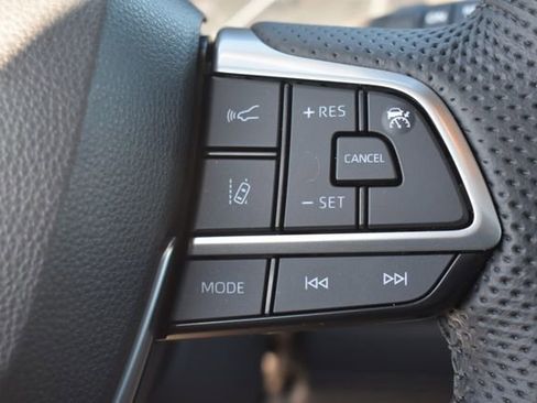 Used 2023 Toyota Sienna Limited image 31