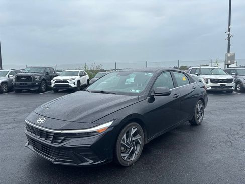 Used 2025 Hyundai Elantra Limited FWD image 7